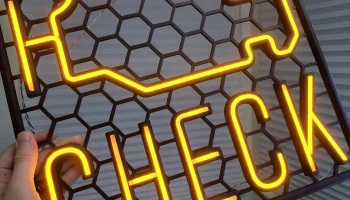 Проверьте настенное освещение двигателя