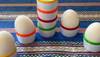 Простые штабелируемые подставки для яиц