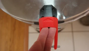 Самозапирающийся мусорный бак с замком для защиты от собак 1