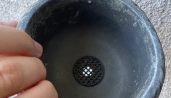 Сетка для отверстий в горшках