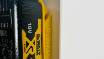 Настенный держатель для батареи Duo DeWalt 18 В 2
