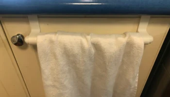 Вешалка для полотенец над дверью 1