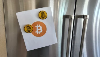 Биткойн-магнит на холодильник 1