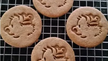 Гоббс - Формочка для печенья в позе Альфреда Хичкока