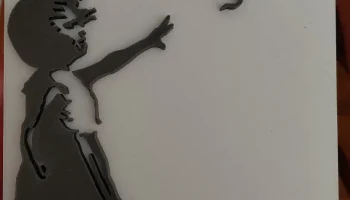Девушка с красным шариком