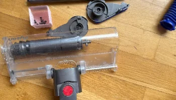 Замена тюбика и зажима для пушистого очистителя Dyson 2