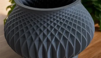 Параметрическая 3D-ваза с геометрической структурой......
