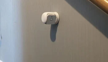 Philips Hue - угловое крепление датчика движения в салоне... 1