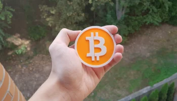 Магнит с логотипом биткойна 1