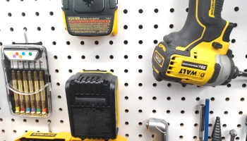 Кронштейн для крепления аккумулятора DeWalt 20 В (малень... 3