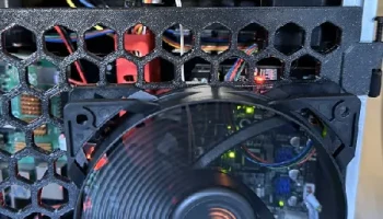 Шестигранная сетка на шарнирной задней панели Voron V0 с...