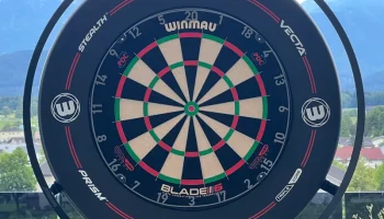 Держатель для мишени для дартса Winmau Blade 6 Triple Core