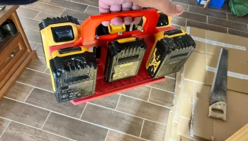 держатель батареи DeWalt