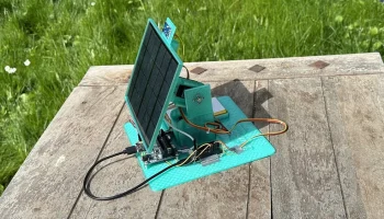 Зарядная станция с автоматической ориентацией солнечных панелей 0