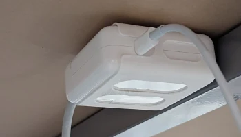 Крепление под стол для блока питания Apple MacBook Pro м...
