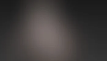 чувственная женщина за столом 9