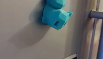 Низкополигональный магнит на холодильник Бульбазавра...... 1