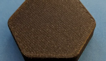 Небольшая шестиугольная коробочка с магнитной крышкой....... 2