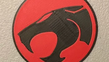 Многоцветный магнит с логотипом Thundercats......