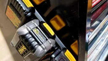 Магнитное крепление для аккумулятора DeWalt 20 В.......... 1