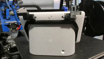 Google Nest Hub под кронштейном для вешалки шкафа 2