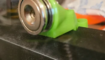 Магнитные фиксаторы уплотнителя передней двери......