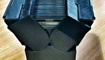 Коробка для колоды CCG с поворотной крышкой с редуктором...