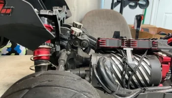 Бесклипсовое магнитное крепление корпуса Arrma Typhon...... 1