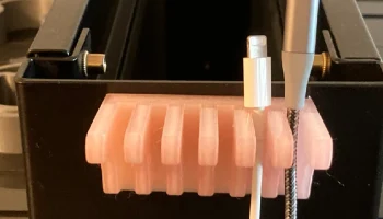 Вешалка для USB-кабеля с отверстием для магнита...... 4