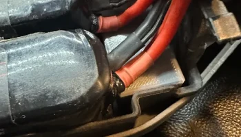 Проставка для аккумулятора Traxxas для саней 1