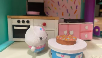 Кухонный стол Кейки из кукольного домика Габби.