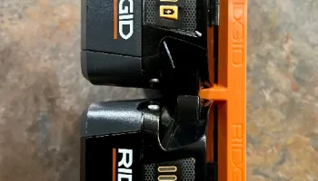 RIDGID Tools Двойной наклонный держатель для батарей 18 В 5