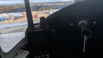 Угловой кронштейн для авиационной радиостанции Yaesu FTA...