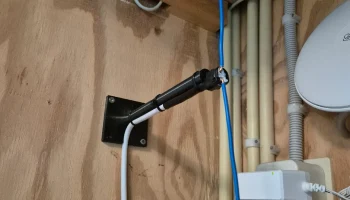 Настенное крепление дипольной антенны...