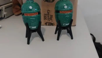 Солонка и перечница Big Green Egg в гнезде для яиц