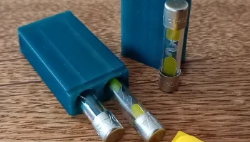 Контейнер с запасными предохранителями для предохранителе...