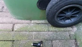 Болт крепления нижнего поддона в контейнере для мусора Kl... 8
