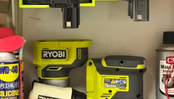 Держатель для аккумулятора Ryobi 18 В под полкой 1
