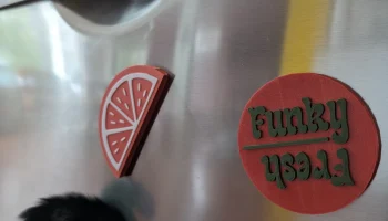 Магнит на холодильник со скрытым магнитом Funky Fresh с и...