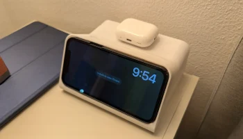 iPhone 12 с док-станцией для режима ожидания в чехле (ор... iPhone 12 с док-станцией для режима ожидания в чехле (ор...