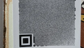 Знак QR-кода Wi-Fi со встроенным магнитом и NFC......