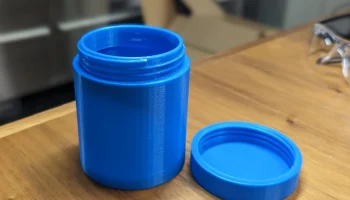 Простая цилиндрическая банка с крышкой с резьбой...