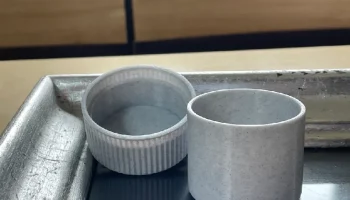 Круглый контейнер для спонжа для макияжа или бьюти-бленде...