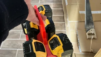 держатель батареи DeWalt 1