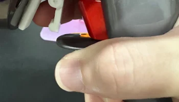 Блокировка триггера Dyson V10.