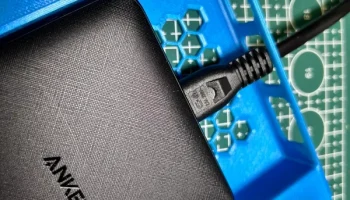 Тонкое зарядное устройство Anker PowerPort Atom III с маг... 1