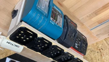 Держатель аккумулятора Bosch professional и Makita 18V 1