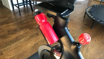 Peloton Bike+ Полка для телефона 2