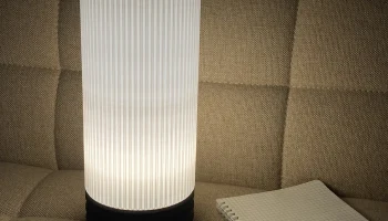 Минималистичная настольная лампа с рифленым цилиндром... 4