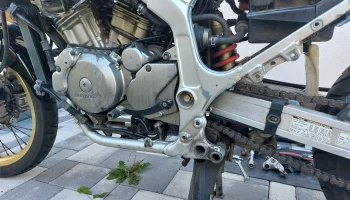 Honda Africa Twin RD04 - защелкивающаяся крышка болта....... 1